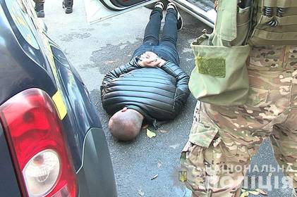 У Вінниці поліцейські затримализловмисника, який вимагав у підприємця 5 тис.доларів
