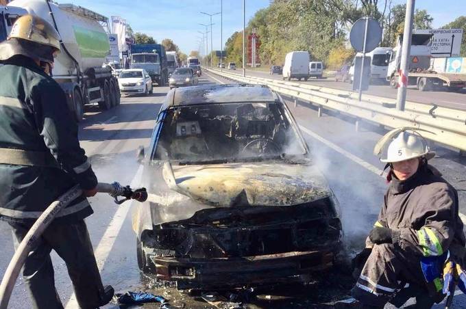 На виїзді з Вінниці рятувальники гасили палаючий автомобіль