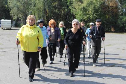 Відвідувачі Терцентру займаються скандинавською ходьбою у центральному міському парку