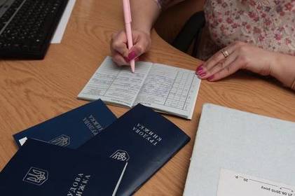 Паперові «трудові» від сьогодні ввійдуть в історію. З 10 жовтня в дію вступив закон про електронний реєстр стажу працівників