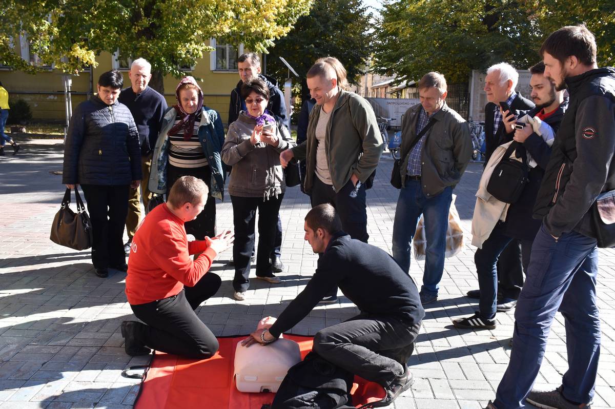 Вінничан навчали робити непрямий масаж серця