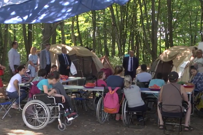 Для людей з інвалідністю посеред лісу організували наметове містечко