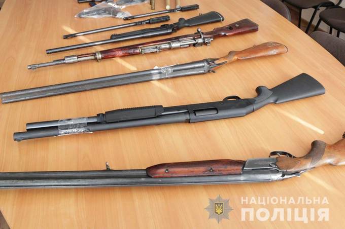 Правоохоронці показали зброю, яку вінничани добровільно здавали до поліції