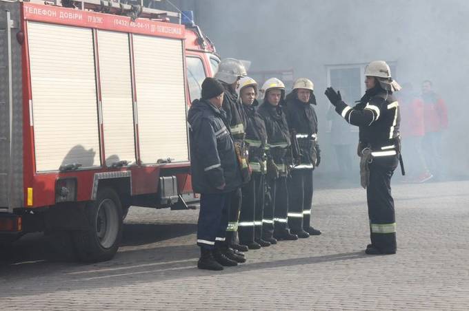 У Вінниці бійці ДСНС провели спецнавчання із порятунку людей з поштового терміналу, де виникла "пожежа" 