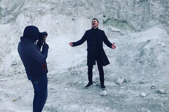 Рок про любов: Олександр Онофрійчук представив новий кліп, який знімали на руїнах «Хімпрому»