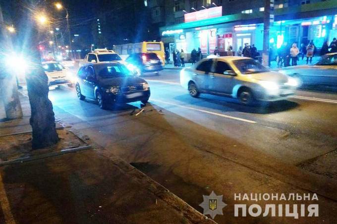 На вул. Київській неподалік зупинки водій "Ауді"  збив пішохода