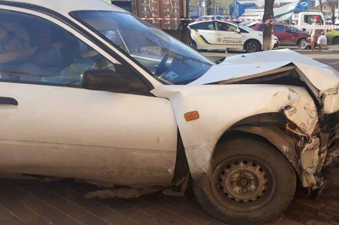 На проспекті Коцюбинського авто в'їхало в стіну будинку - водій загинув