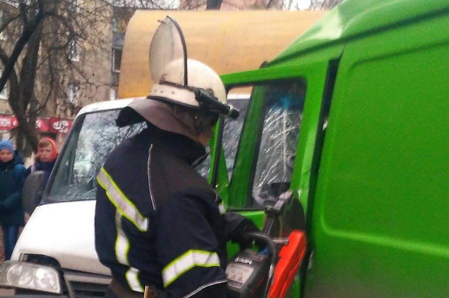 ДТП на вулиці Антонова: рятувальники розрізали автомобіль, аби дістати  постраждалого водія