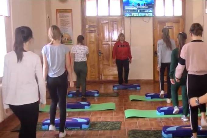 Через відсутність спортивної зали у Черепашинецькій школі уроки фізкультури проводять у коридорі