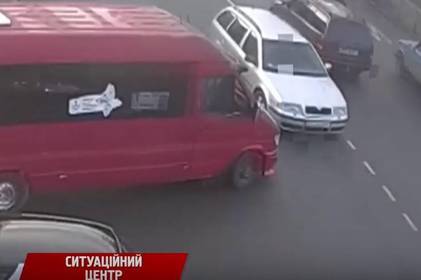 В мікрорайоні Тяжилів  маршрутка зіштовхнулась із легковиком