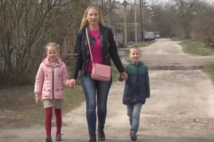 Коли лелека перестарався: на одній із вінницьких вулиць майже у кожному дворі народжуються двійнята