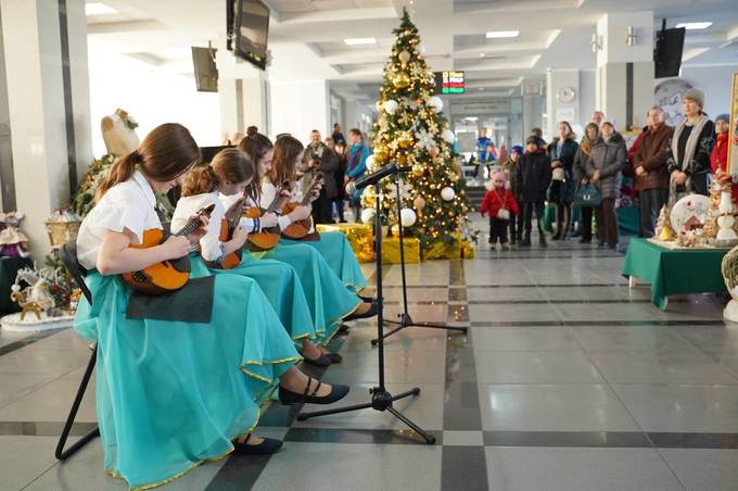 У холі міської ради учні та викладачі Вінницької дитячої школи мистецтв влаштували новорічний концерт