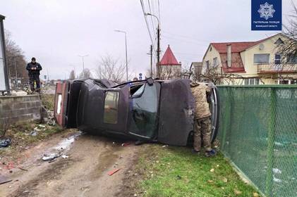 На вулиці Пирогова перекинувся автомобіль