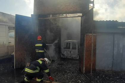У Вінниці під час пожежі  в гаражі вогонь знищив два автомобіля