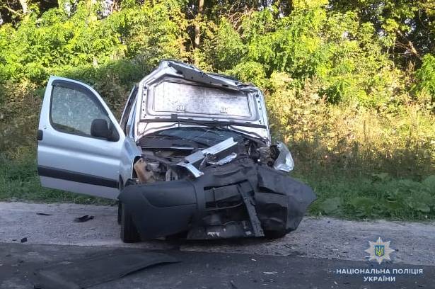 Лобове ДТП з п'ятьма постраждалими на щойно відремонтованій дорозі: Kia влетів у Peugeot