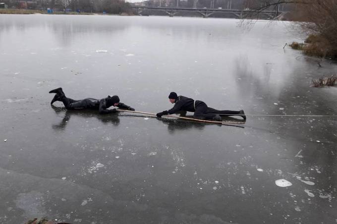 У Вінниці для бійців ДСНС провели тренінг з порятунку людей, які потрапили під лід