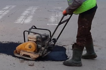 У Вінниці за сухої погоди ремонтують дороги за допомогою комплексу обладнання для поточного ремонту – рециклера