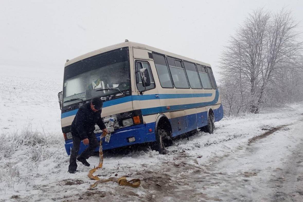На Вінниччині рятувальники визволяли з "снігової пастки" пасажирський автобус