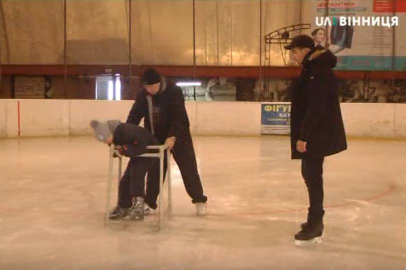 У Вінниці дітей із синдромом Дауна вчать кататися на ковзанах
