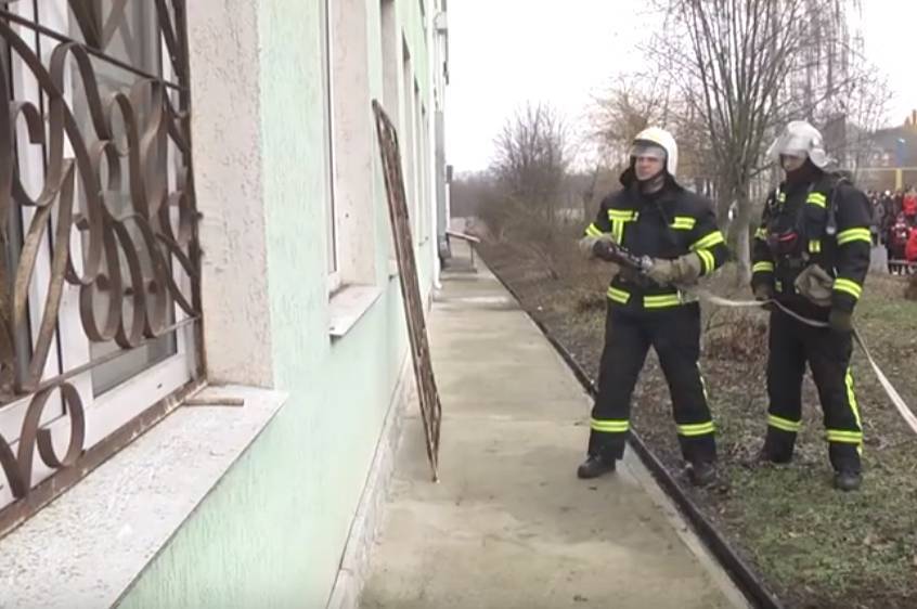 В педагогічному коледжі гасили умовну пожежу - рятувальники провели навчання для студентів