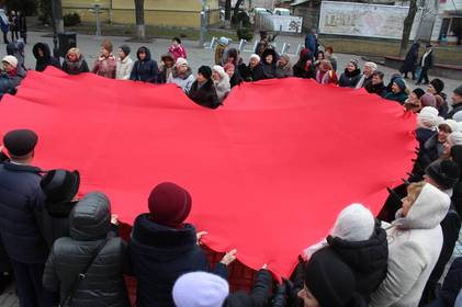 Представники Терцентру провели флешмоб «Відкрий серце для кохання»