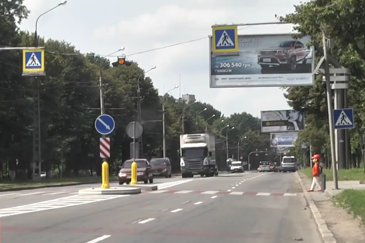 На Гніванському шосе, від об’їзної до вулиці Пирогова, ремонтують дорогу