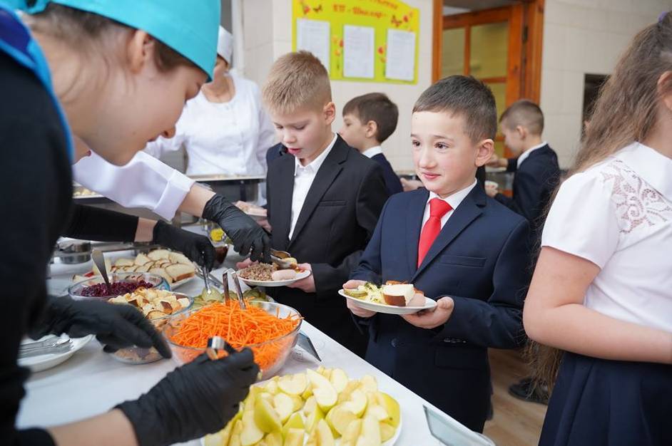 Їдять, що хочуть: у вінницьких школах продовжують накривати дітлахам «Шведські столи»