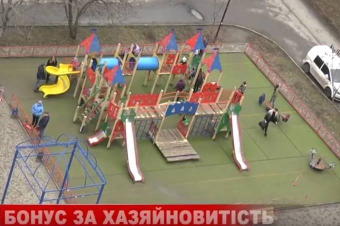 Мешканці однієї з висоток на Келецькій взяли "під опіку" великий дитячий майданчик