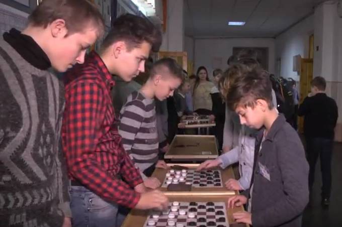 У вінницькій школі на перервах діти замість гаджетів грають у шахи та настільний теніс