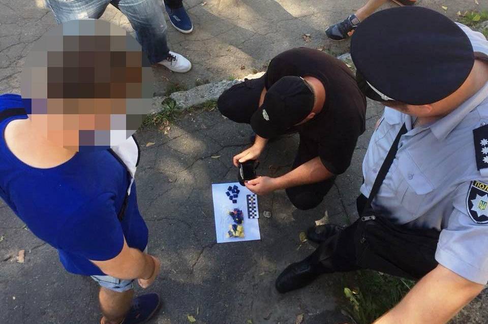 У Вінниці поліцейські затримали зловмисника, який реалізовував наркотики шляхом «закладок»