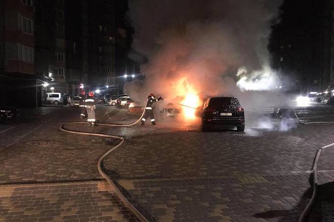 Зранку на вул. Київській горіли 4 автомобіля, поліція розслідує підпал