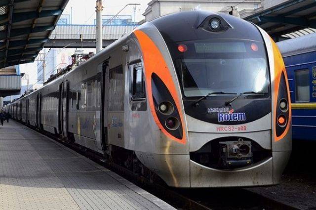 Укрзалізниця призначила три поїзди у Перемишль для вивозу українських громадян із Польщі
