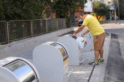 Перші підземні сміттєві контейнери у Вінниці уже використовуються