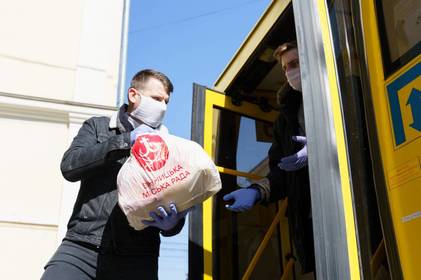 1000 продуктових наборів для тих, хто з дому ні ногою 1000 продуктових наборів для тих, хто з дому ні ногою