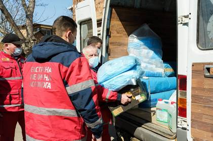 Представники спецфонду «СтопВірус» передали чергову партію засобів захисту для лікарів швидкої