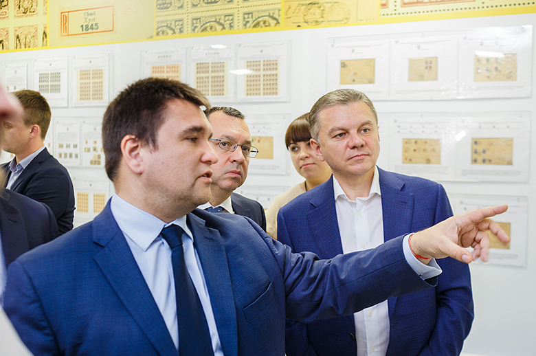 Міністр закордонних справ України Павло Клімкін передав нові експонати до вінницького Музею української марки