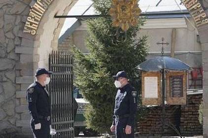 На Великдень біля храмів чергуватиме більше тисячі поліцейських На Великдень біля храмів чергуватиме більше тисячі поліцейських