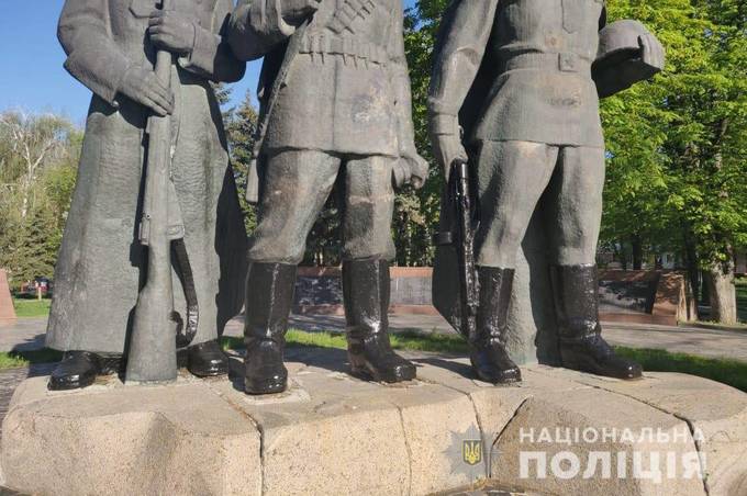 В центрі Вінниці невідомі пошкодили Меморіал Слави