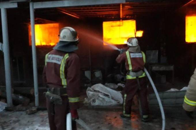 За добу на території області рятувальники гасили пожежі у виробничому приміщенні та житловому будинку