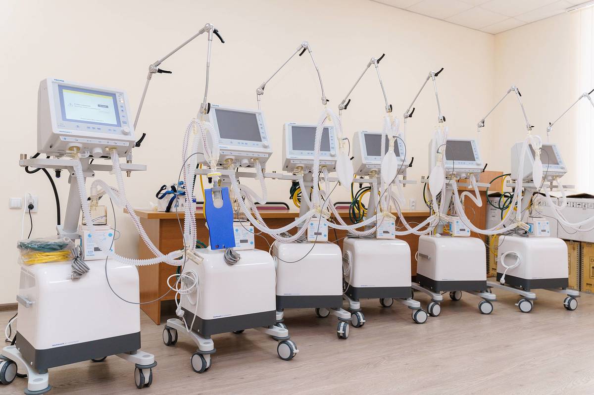 Шість сучасних апаратів штучної вентиляції легень сьогодні привезли до міської клінічної лікарні №1