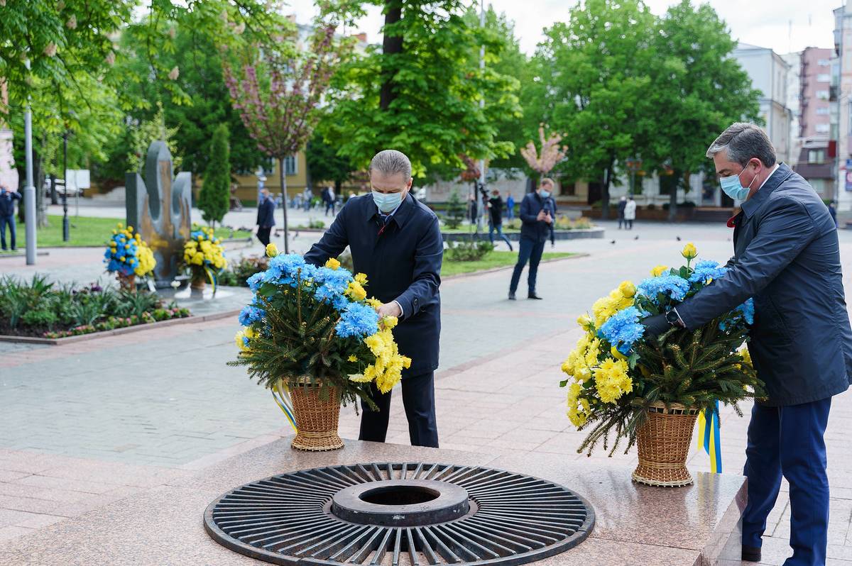 8 та 9 травня Вінниця відзначає онлайн, а очільники міста та області вшанували загиблих біля Меморіалу Слави