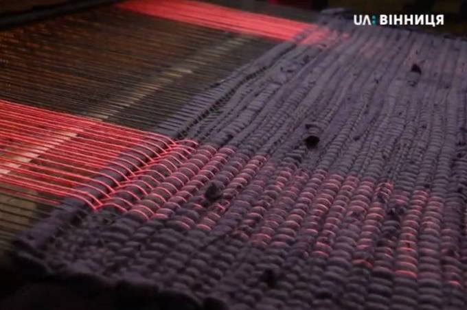 На Вінниччині майстрині виготовили майже сотню килимків із вживаного одягу 
