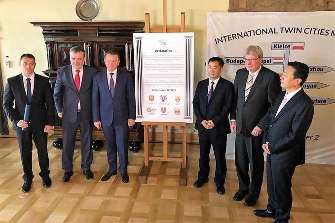 Сергій Моргунов разом із президентом м.Кельце Войчехом Любавським підписали Декларацію співробітництва та розповсюдження ідеї побратимства
