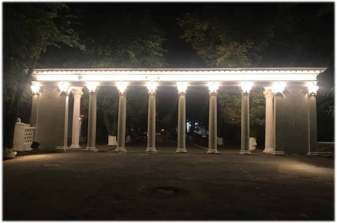 У Вінниці підсвітили дві арки при входах до Центрального парку