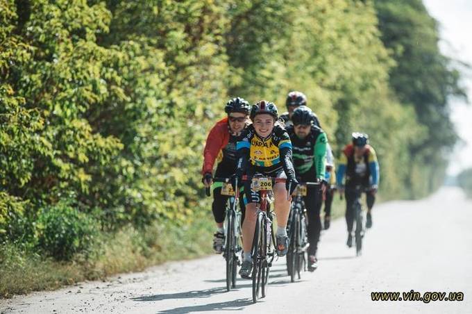 Понад двісті велосипедистів з усієї країни проїхали стокілометровий марафон районами Вінниччини