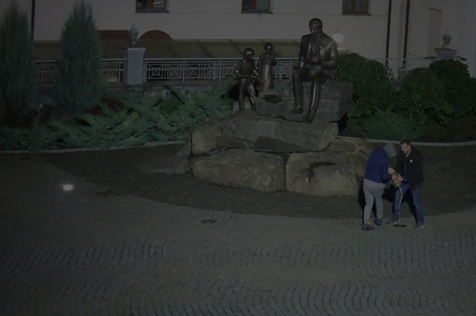Молодики напідпитку вночі пошкодили ліхтарі на площі Тараса Шевченка у Вінниці