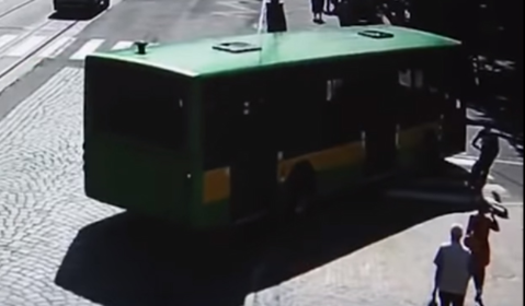 У центрі Вінниці велосипедист потрапив під колеса автобуса