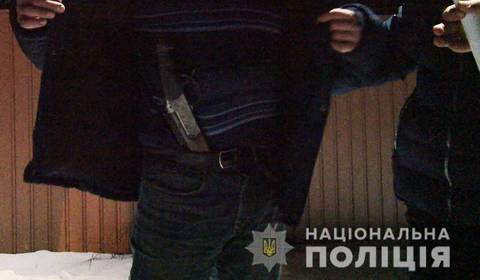 Чоловіка, який нервував обшукала поліція: знайдено зброю Чоловіка, який нервував обшукала поліція: знайдено зброю