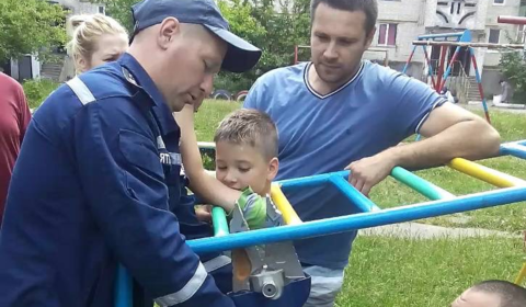 Небезпечний дитячий майданчик: дитину з драбини діставали рятувальники Небезпечний дитячий майданчик: дитину з драбини діставали рятувальники