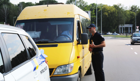 Які порушення виявляють поліцейські при перевірці пасажирських перевізників